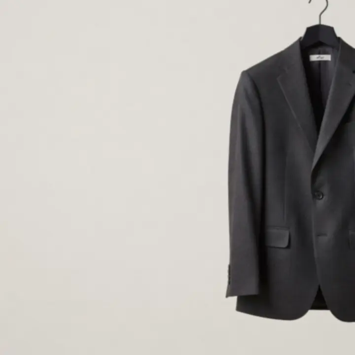 Egy ruha előtte és utána állapotban, professzionális szabászati átalakítás eredményeként.